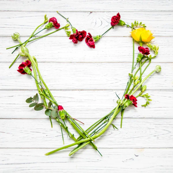 Srdce Květy Vínové Karafiáty Žluté Růže Světle Dřevěnou Pozadí Pohled — Stock fotografie