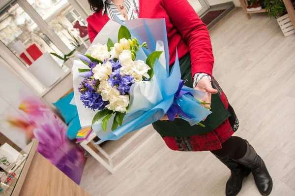 Florist Holding Large Bouquet White Blue Flowers Flower Shop Small — Stockfoto