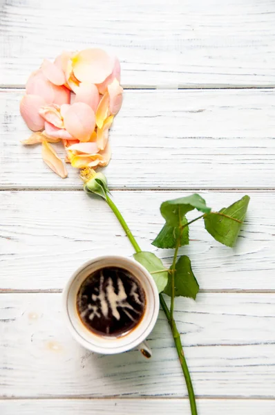 Una Taza Café Con Una Rosa Pétalos Dispersos Sobre Fondo — Foto de Stock