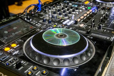 Profesyonel parti dj ses mikseri denetleyicisi. Oyun ve parti ya da konser, müzik parçaları ile modern ses ekipmanları remix.