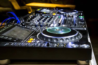 Profesyonel parti dj ses mikseri denetleyicisi. Oyun ve parti ya da konser, müzik parçaları ile modern ses ekipmanları remix.