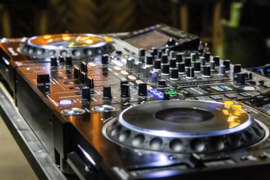 Profesyonel parti dj ses mikseri denetleyicisi. Oyun ve parti ya da konser, müzik parçaları ile modern ses ekipmanları remix.