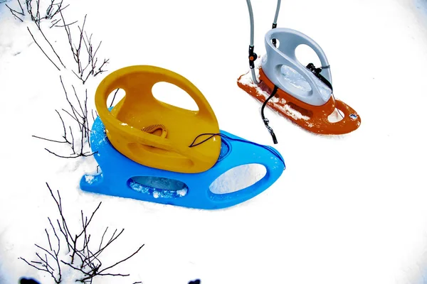 2 plastik kızak kar, kış