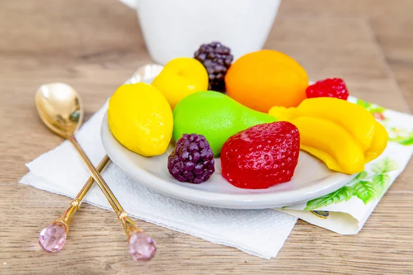 Galaretka Cukierki Postaci Owoców Biały Spodek — Zdjęcie stockowe