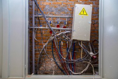 Yeni bir binada sıcak ve soğuk su sayaçları bir boru, inşaatçılar, gerçek inşaat bir hata yüklü