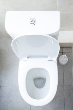 hafif bir arka plan üzerinde beyaz tuvalet