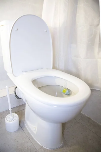 Banheiro Branco Fundo Leve — Fotografia de Stock