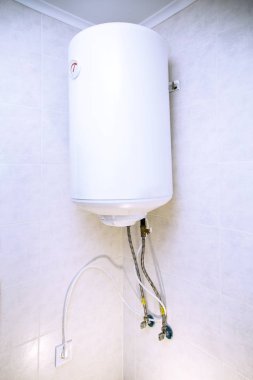 Beyaz kazan ışık duvarına bitişik