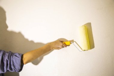 sarı bir rulo parlak duvar arka planda tutan kadın el