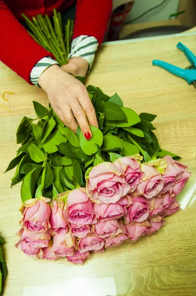Флорист Работает Букет Розовых Роз Цветочном Магазине — стоковое фото