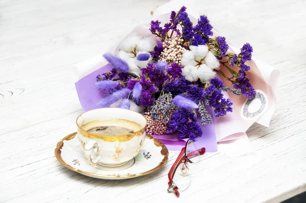 Bouquet Dried Flowers Blue Tones Cup Coffee Saucer Red Glasses — ストック写真