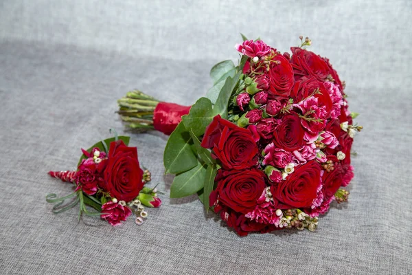 Ramo Nupcial Rosas Borgoña Claveles Sobre Fondo Gris —  Fotos de Stock