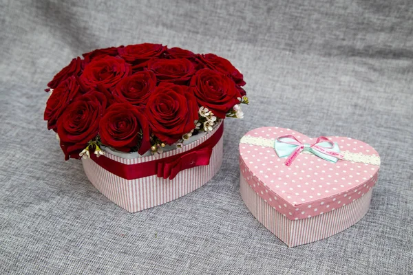 Arreglo Floral Caja Forma Corazón Con Las Rosas Color Burdeos —  Fotos de Stock