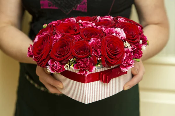 Una Florista Tiene Arreglo Floral Sus Manos Una Elegante Caja —  Fotos de Stock