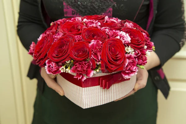Una Florista Tiene Arreglo Floral Sus Manos Una Elegante Caja —  Fotos de Stock