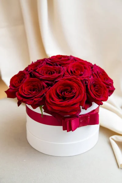 Светлом Фоне Белая Коробка Красными Розами Украшенная Красной Лентой Луком — стоковое фото
