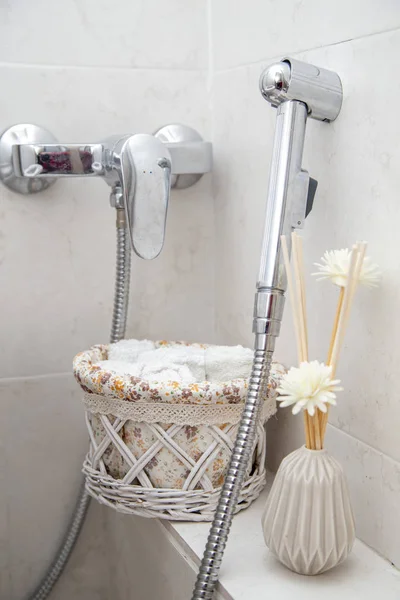 在厕所卫生淋浴 一个篮子与餐巾纸和人造玫瑰在花瓶 现代化浴室的马桶 — 图库照片