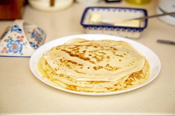 Tortitas Plato Blanco Están Mesa Junto Plato Mantequilla —  Fotos de Stock