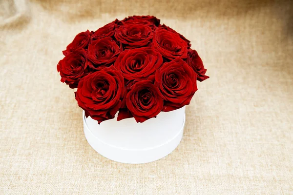 Светлом Фоне Белая Коробка Красными Розами — стоковое фото