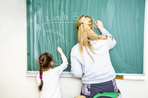 Aula Inglês Aluno Professor Escrevem Quadro Negro — Fotografia de Stock