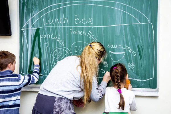 Aula Inglês Aluno Professor Escrevem Quadro Negro — Fotografia de Stock