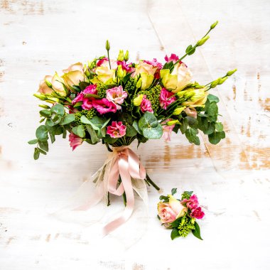 Romantik gelin buketi ve boho tarzı yaka çiçeği hafifçe kesilmiş bir arka plan, çok yeşil, gün ışığı, lezzetli Rose Athena gül kokusu, zarif şeftali renkli şeffaf organze