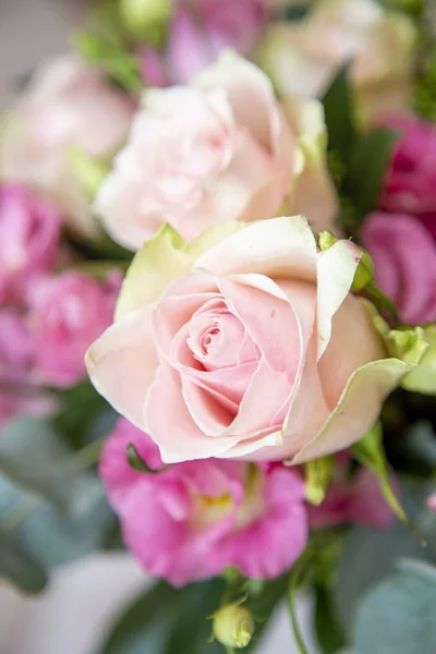 Букет Розовых Роз Светлом Фоне — стоковое фото