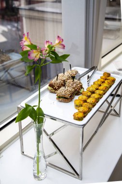 Petrol ve kızarmış uskumru, tartar sosu, bazı Festival olay, parti veya düğün olayı catering, taze salatalık ve buz salata ile mini hamburger ile Mini turta 