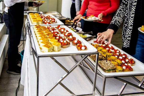 烤面包上的布鲁切塔 配蔬菜拉塔图耶 基切洛伦和一个小汉堡 包括炸鱼 焦油酱 新鲜黄瓜和冰沙拉 在一些节日活动 派对或婚宴上的餐饮活动 — 图库照片