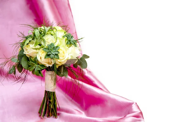 Букет Белых Роз Суккулентов Фоне Розовой Шелковой Ткани Белым Пространством — стоковое фото