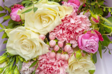 arka plan beyaz gül ve pembe karanfil