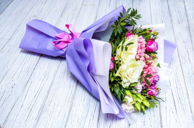 Beyaz güller ve Lila ambalaj içinde pembe karanfil taze buket