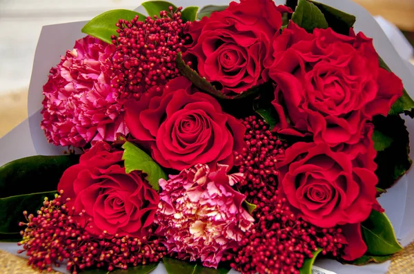 Υπόβαθρο Του Μπουκέτο Από Κόκκινα Τριαντάφυλλα Γαρίφαλα — Φωτογραφία Αρχείου