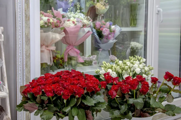 Färska Blommor Röda Rosor Och Vita Eustomas Framför Blomsterhandlare Skyltfönstret — Stockfoto