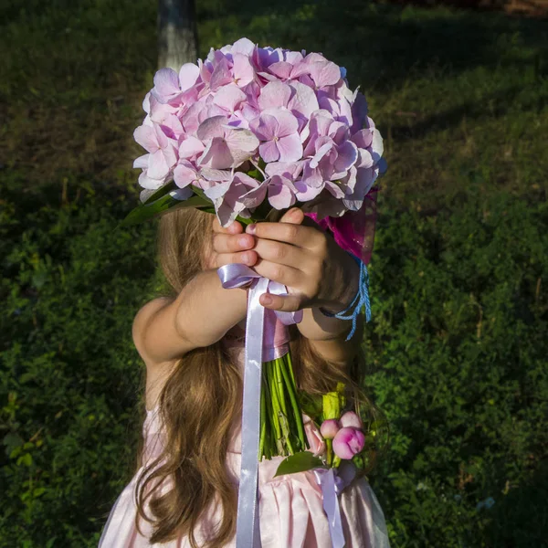 Elegancka Dekoracja Kwiatowa Bukiet Hortensji Rękach Młodej Dziewczyny Weselu Butanniere — Zdjęcie stockowe