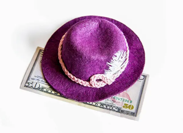 Les Billets Dollars Reposent Sous Petit Chapeau Feutre Violet — Photo