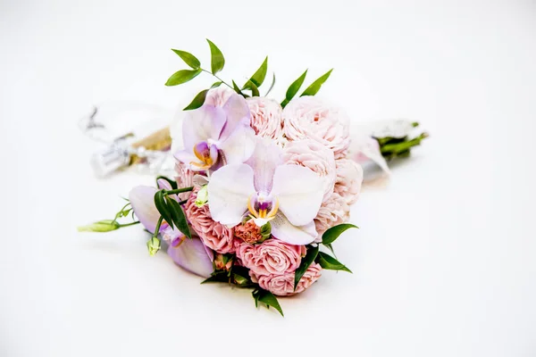Verse Elegant Boeket Orchideeën Voorn Rozen Parfum Een Witte Achtergrond — Stockfoto