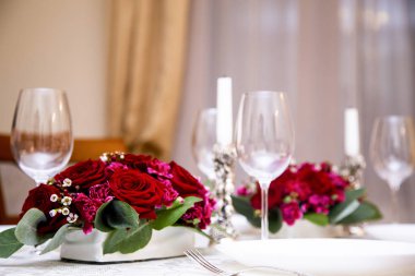 Masa dekorasyonu (düğün, Restoran) bir sunucu tablo, Tablo ayarı için kırmızı gül ve karanfil 2 çiçek düzenlemeleri