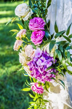 dekor beyaz ve poy gül ve ortanca bir parçası