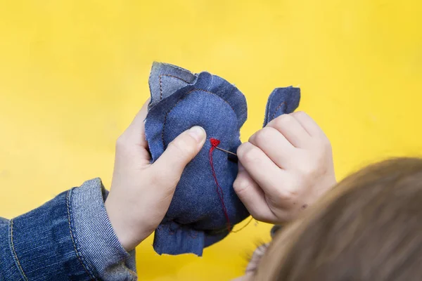 Lektion Eller Sömnad Workshop Barnens Händer Leksak Mörk Blå Tyg — Stockfoto