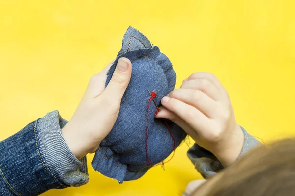 Lektion Eller Sömnad Workshop Barnens Händer Leksak Mörk Blå Tyg — Stockfoto