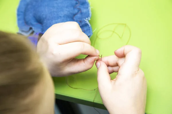 Lektion Eller Sömnad Workshop Tråd Barnens Händer Needl — Stockfoto