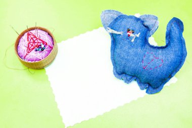 denim bir parça kağıt ve bir iğne yastığı, bir master class ya da bir dikiş ders, kopya alanı üzerinde bir kedi yapımı oyuncak yapılmış