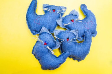 4 el yapımı oyuncaklar-mühürler denim Sarı zemin üzerine gelen