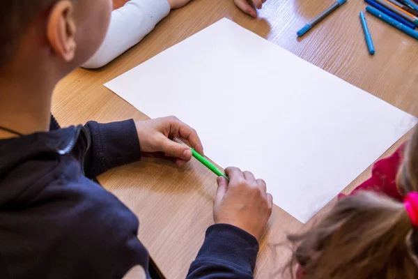 Händerna Pojken Rita Med Blyerts Ett Pappersark — Stockfoto