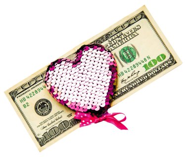 pullu yalanlar üzerine beyaz bir arka plan üzerinde izole birkaç doları notları ile büyülü bir pembe kalp.