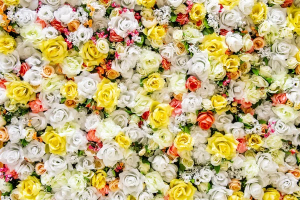 Fondo Flores Artificiales Blancas Amarillas Rosadas — Foto de Stock