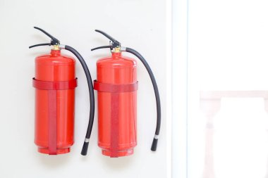 2 yangın söndürücüler windows yakınındaki hafif bir duvara asmak
