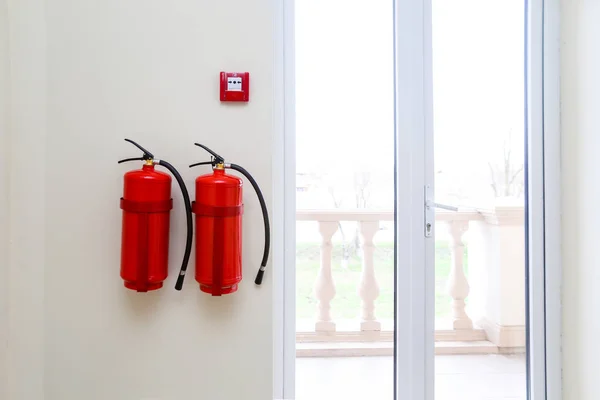 Extintores Incêndio Alarme Pendurados Uma Parede Luz Perto Janelas — Fotografia de Stock