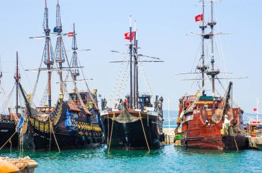 Korsan turizm Tunus Limanda gemiler 